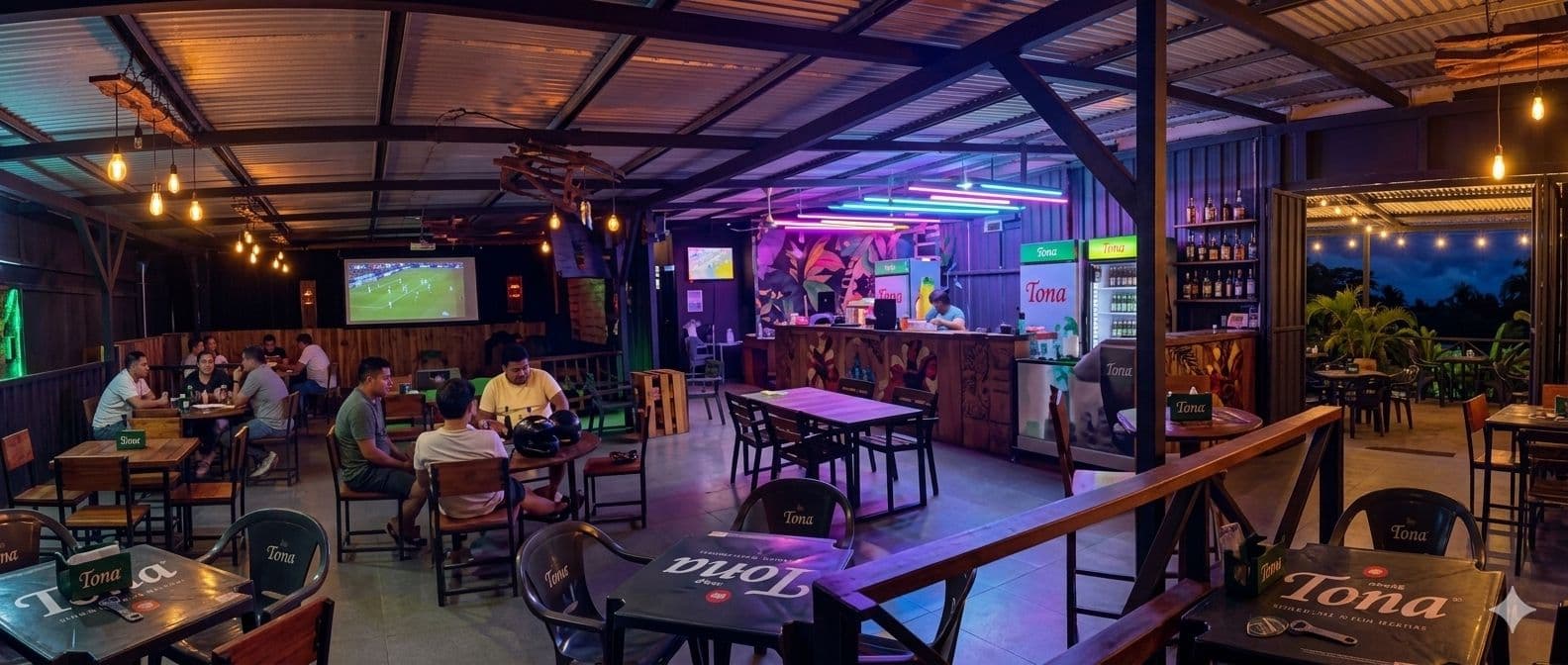 Interior de PicaDelis Tiki Bar de noche, con mesas, luces de colores y la barra al fondo